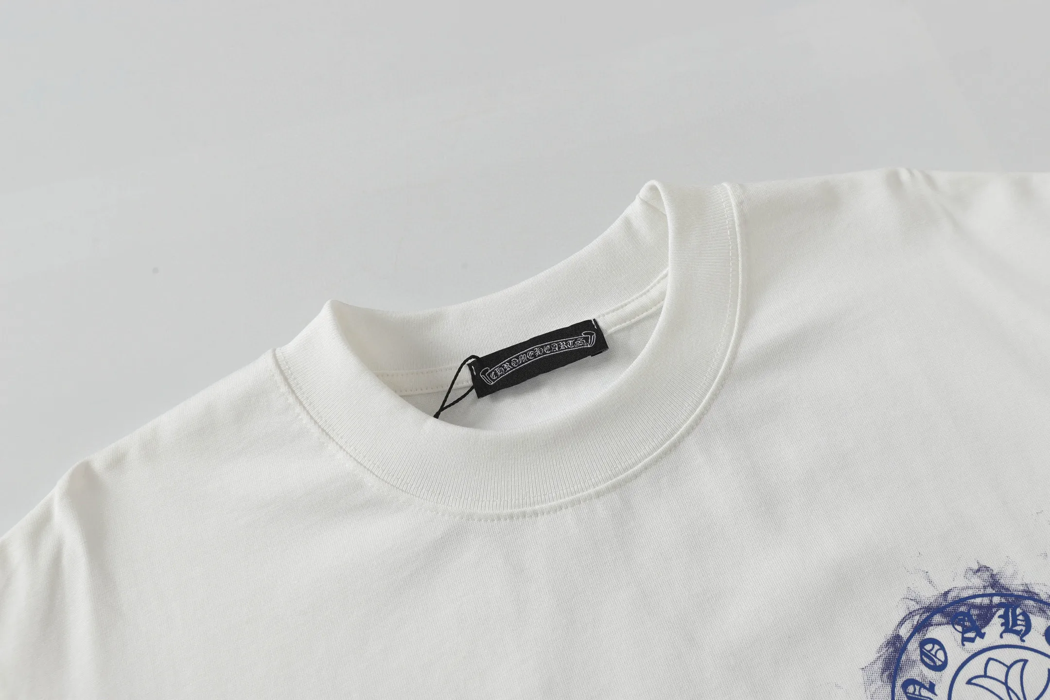 🅿️170 CH/Cro Heart 25ss front and back logo printed logo round neck short sleeves. Fabric: Made of 280g double yarn smooth fabric, high temperature pre-shrunk. The weight is up to 300g. It is equipped with 1x1 thread in the same cylinder. It is not easy to deform after repeated washing. Workmanship: positioning and cutting, oversize loose version, imported glue dot printing. Accessories: original supporting accessories. Color: black white Size: XS-L